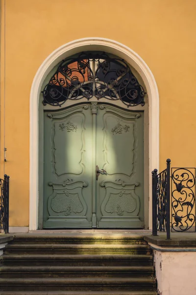 폴란드 엘블롱크의 거리에 아름다운 문이었습니다 벽으로 주위에 — 스톡 사진