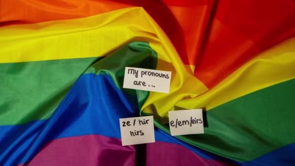 Стоп Движения Концепции Моих Прононс Являются Неоместоимениями Флаг Rainbow Бумажными — стоковое видео