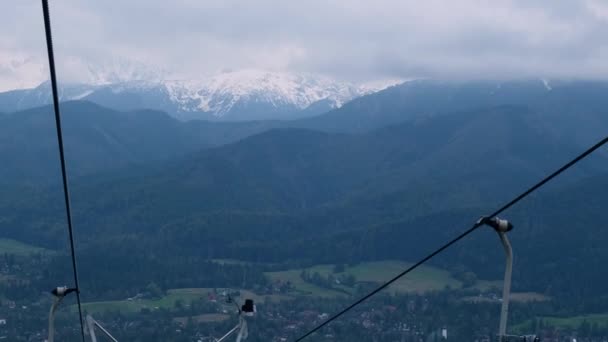 俯瞰秋天群山的椅子升降 波兰Zakopane山区度假胜地的电缆椅滑雪电梯 美丽的秋天风景 空滑道滑道吊椅移动滑道或滑道上的漏斗 — 图库视频影像
