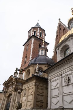 Wawel Kraliyet Kalesi, Krakow 'da, yağışlı ilkbahar havasında Polonya' da. Eski şehir Bahçeleri ve Krakow, Polonya 'daki tarihi şato. Seyahat merkezi turizm merkezi