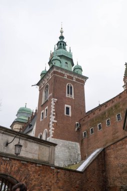 Wawel Kraliyet Kalesi, Krakow 'da, yağışlı ilkbahar havasında Polonya' da. Eski şehir Bahçeleri ve Krakow, Polonya 'daki tarihi şato. Seyahat merkezi turizm merkezi