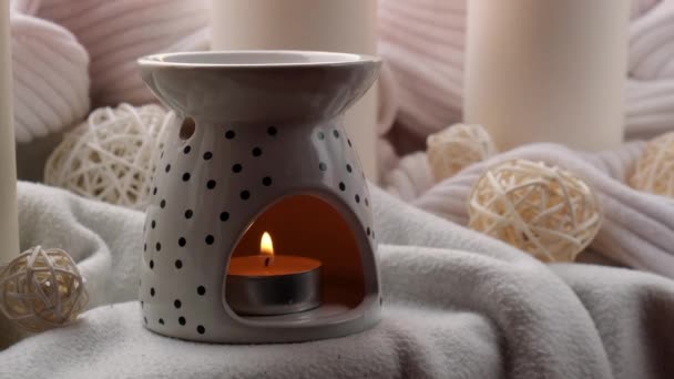芳香灯用精油 芳香疗法在家里 燃点蜡烛 滴香精油 家庭放松和抗压的概念 天然温泉疗养疗养地舒适舒适的家庭芬芳 — 图库视频影像