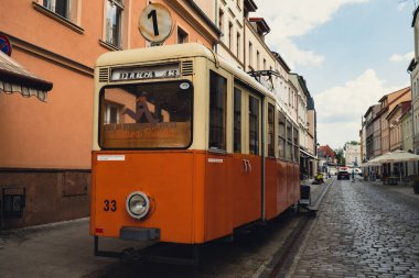 Bydgoszcz, Polonya Ağustos 2022. Brda Nehri yakınlarındaki Deluge caddesindeki ünlü Mimarlık Şehri manzaralı ünlü turistik gezi merkezi Bydgoszcz. Müzeler ve anıtlar.