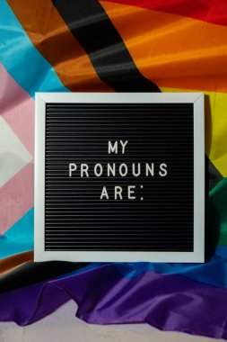 Benim PRONOUNOUNS metin Neo zamirleri kavramı Rainbow arkaplan cinsiyet zamirleri. İkili olmayan insan hakları transseksüelleri. Lgbtq topluluk desteği cinsiyetimi kabul edin, saygı hoşgörü demektir.