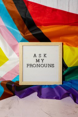 Gökkuşağı arka plan cinsiyet zamirleri konsepti hakkındaki metni Neo zamirlerine sorun. İkili olmayan insan hakları transseksüelleri. Lgbtq topluluk desteği cinsiyetimi kabul edin, saygı hoşgörü demektir.