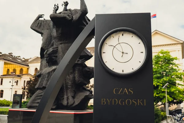 ポーランドのBydgoszcz 2022年8月 メイン広場の時計建築の街の景色有名な観光名所の旅行先Bidgoszcz Brda川の近く 博物館と記念碑最大の都市 — ストック写真