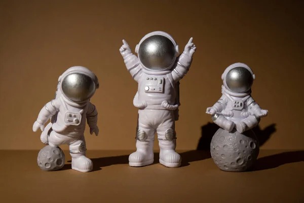 Tre Plastleksaker Figur Astronaut Beige Bakgrund Kopiera Utrymme Begreppet Utomjordisk — Stockfoto