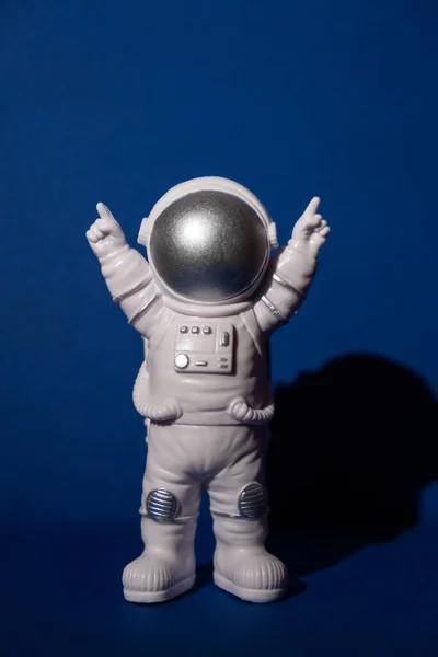 Plast Leksak Astronaut Färgglada Blå Bakgrund Kopiera Utrymme Begreppet Utomjordisk — Stockfoto