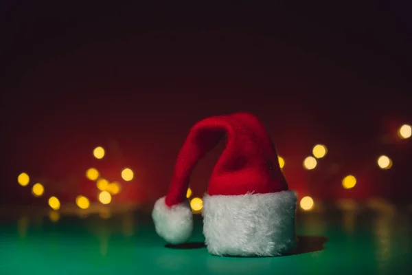 Topi Santa Dengan Latar Belakang Merah Hijau Isometrik Lampu Yang — Stok Foto