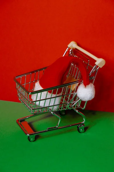 Santa Hat Shopping Trolley Isometric Red Green Background Online Shopping — Stock Photo, Image