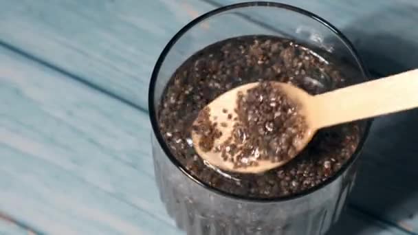 Подготовка Суперпродовольственной Воды Напиток Богатый Омега Жирных Кислот Наливаю Кокосовую — стоковое видео