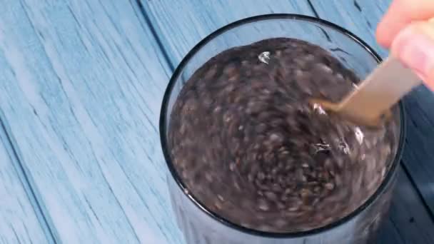 Подготовка Суперпродовольственной Воды Напиток Богатый Омега Жирных Кислот Наливаю Кокосовую — стоковое видео