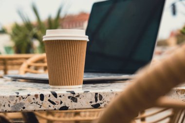 Plaj merkezindeki masadaki modern dizüstü bilgisayarın bir kopyası. Uzak Bağımsızlar 'ın iş yeri. İnternette çalış ve çalış. Uzaktan eğitim. Webinar kavramı. E-öğrenim Çalışma İstasyonu Geri dönüşümü Kaldır