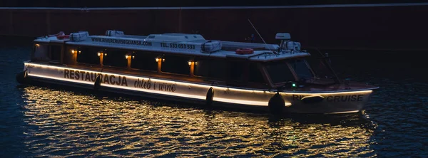 グダニスクポーランド2022年5月グダニスクの旧市街を航海する観光レストラン船 夜の夕暮れ時に水の上のカフェ観光客と船はグラナリー島の反射にクルーズ川沿いに出発しています — ストック写真