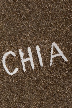 Kelime CHIA tohum arka planı. Omega 3 yağ asitleri bakımından zengin sağlıklı süper yiyecekler. Kuru, sağlıklı, doğal bileşen. Vejetaryen yiyeceklerin en sevdiği beslenme ürünleri
