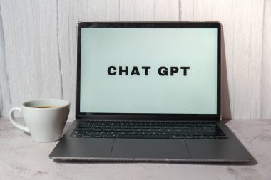 Gdansk, Polonya - Mart 2023 Chat GPT uygulama simgesi bilgisayar bilgisayarı MacBook Apple ekranında. ABD 'li yapay zeka şirketi OpenAI LLC' nin web sitesi. Web sayfası prototip yapay zeka sohbet robotu. Modern