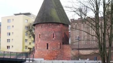 Polonya 'nın Slupsk şehrinin tarihi duvarındaki yuvarlak kule. Cadılar Kulesi, Slupsk 'ta Baszta Çarşısı. Polonya manzarası. Eski hapishane. Seyahat güzergahı. Turist eğlencesi 