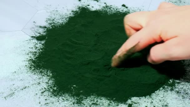 Female Hand Draw Heart Blue Green Algae Chlorella Spirulina Powder — Stock Video