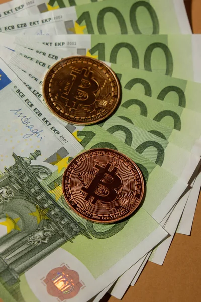 Bitcoin Moeda Ouro Notas 100 Euros Moeda Bitcoin Conceito Negociação — Fotografia de Stock