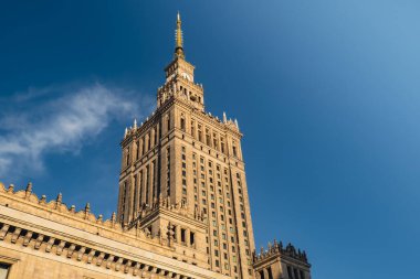 Kültür ve Bilim Sarayı. Warszawa şehir merkezinin güzel mimarisi. Kültür Sarayı da gökyüzü arka planında. Varşova siluetinin ana sembollerinden biri. Seyahat merkezleri turist