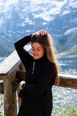 Polonya 'nın Tatry dağları Zakopane Polonya' daki Morskie Oko Karlı Dağ Kulübesi 'nde doğanın tadını çıkaran genç bir kadın. Doğanın estetik güzellikteki yeşil tepeleri. Zihinsel ve fiziksel refah açık havada seyahat eder.