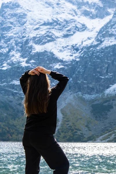 Polonya 'nın Tatry dağları Zakopane Polonya' daki Morskie Oko Karlı Dağ Kulübesi 'nde doğanın tadını çıkaran genç bir kadın. Doğanın estetik güzellikteki yeşil tepeleri. Zihinsel ve fiziksel refah açık havada seyahat eder.