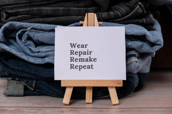 Kotların kıyafet çeşidinin üzerine tekrar yazılan metni onarın. İkinci el sürdürülebilir alışveriş. Kapsül gardırobu çok az. Sürdürülebilir moda aşırı tüketimi, bilinçli satın alma tüketimi