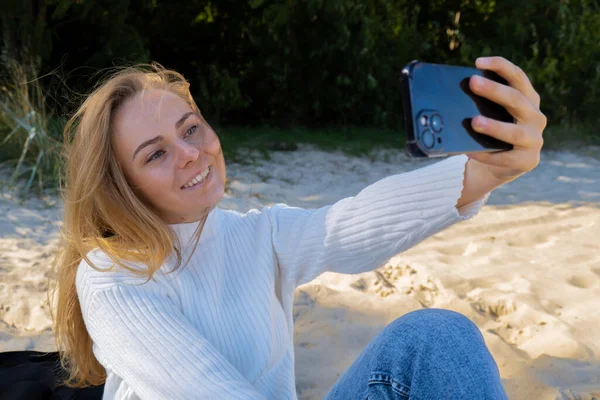 Retrato Jovem Feliz Tirar Selfie Oceano Mar Praia Sorrindo Para — Fotografia de Stock