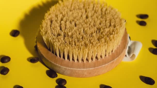用天然毛 生态化妆品 家庭护理来放大干式按摩刷 咖啡豆剥皮竹刷干燥的抗蜂窝按摩 温泉美容美感肌肤按摩 — 图库视频影像