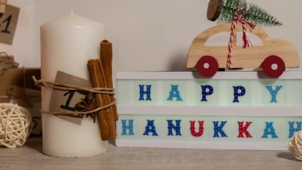 메이데이 라이트 박스로 캔들을 확대하고 텍스트 Happy Hanukkah 크리스마스 촛불을 — 비디오