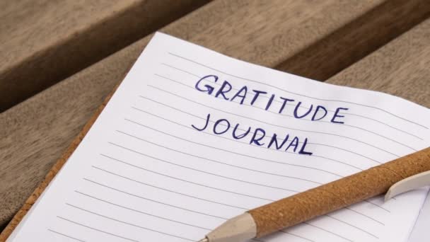 Powiększ Writing Wdzięczność Journal Drewnianej Ławce Dziś Jestem Wdzięczny Autodestrukcja — Wideo stockowe