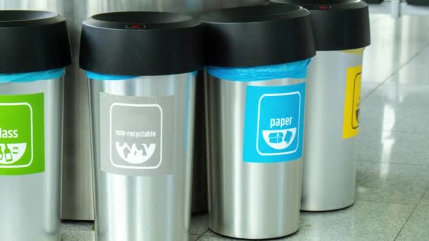 Acerque Los Contenedores Para Clasificación Residuos Cubos Multicolores Reciclar Plástico — Vídeo de stock
