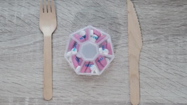 Zoom Out Organizador Inyecciones Semanales Con Tenedor Cuchillo Caja Pastillas — Vídeos de Stock