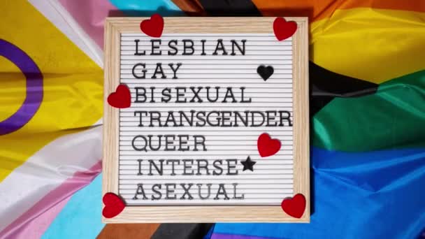 Přiblížit Popis Lgbtqia Rámu Vlajku Rainbow Lgbtqia Hedvábného Materiálu Lesbian — Stock video