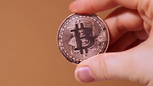 Mãos Femininas Segurando Bitcoin Moeda Ouro Bitcoin Conceito Negociação Mineração — Vídeo de Stock
