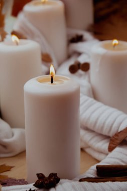 Şükran Günü ve Merhaba Cadılar Bayramı konsepti. Pencere kenarındaki rahat evde sonbahar tatilini kutluyoruz. Hygge estetik atmosferi.