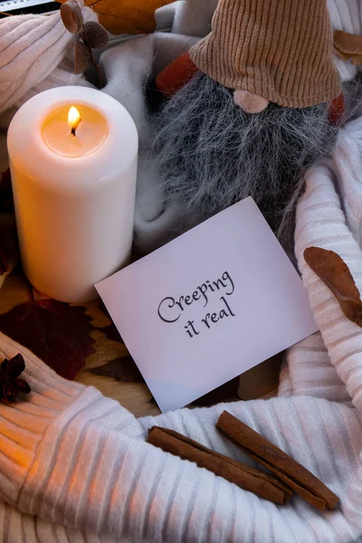 Kreeping Real Text Grußkartenkonzept Halloween Herbstferien Hause Auf Der Fensterbank — Stockfoto