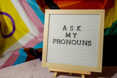 Gökkuşağı arka plan cinsiyet zamirleri konsepti hakkındaki metni Neo zamirlerine sorun. İkili olmayan insan hakları transseksüelleri. Lgbtq topluluk desteği cinsiyetimi kabul edin, saygı hoşgörü demektir.