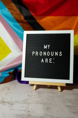 Benim PRONOUNOUNS metin Neo zamirleri kavramı Rainbow arkaplan cinsiyet zamirleri. İkili olmayan insan hakları transseksüelleri. Lgbtq topluluk desteği cinsiyetimi kabul edin, saygı hoşgörü demektir.