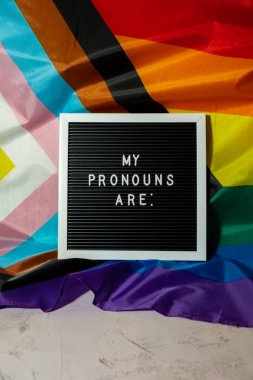 Benim PRONOUNOUNS metin Neo zamirleri kavramı Rainbow arkaplan cinsiyet zamirleri. İkili olmayan insan hakları transseksüelleri. Lgbtq topluluk desteği cinsiyetimi kabul edin, saygı hoşgörü demektir.