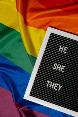 Gökkuşağı arka plan cinsiyet zamirleri üzerine Neo zamirleri yazıyorlar. İkili olmayan insan hakları transseksüelleri. Lgbtq topluluk desteği cinsiyetimi kabul edin, saygı hoşgörü demektir.