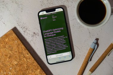 Gdansk, Polonya - Mart 2023 GPT uygulama simgesi cep telefonu iPhone Apple ekranında. ABD 'li yapay zeka şirketi OpenAI LLC' nin web sitesi. Web sayfası prototip yapay zeka sohbet robotu. Modern