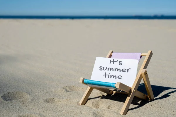 Its Summertime Szöveg Papíron Üdvözlő Kártya Hátterében Strand Szék Társalgó — Stock Fotó