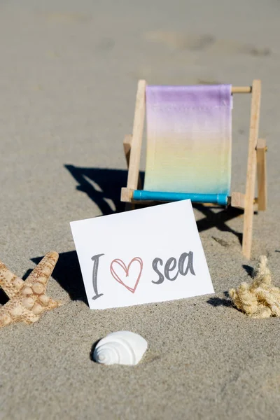 Любу Смс Паперовій Листівці Вітаннями Задньому Плані Пляжного Крісла Берег — стокове фото