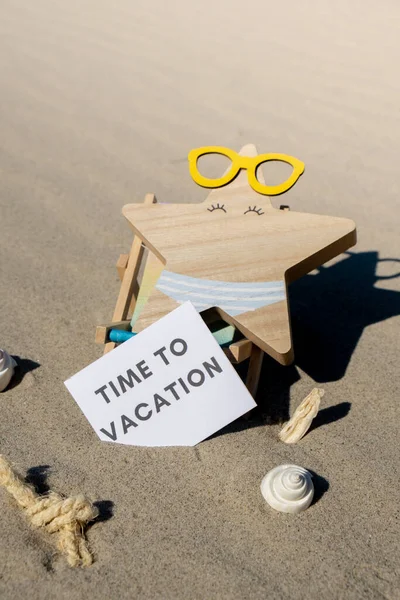 Time Vacation Текст Паперовій Вітальній Листівці Фоні Пляжного Стільця Лаунж — стокове фото