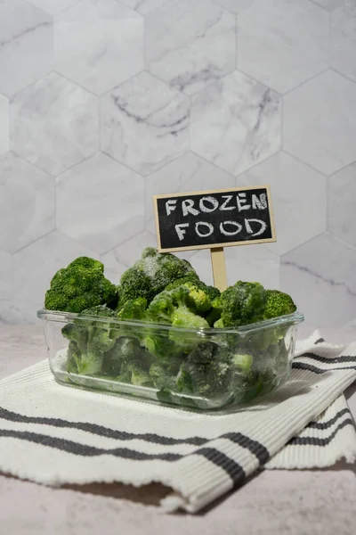 Brokoli Floret Makanan Beku Dengan Label Papan Tulis Dan Teks — Stok Foto