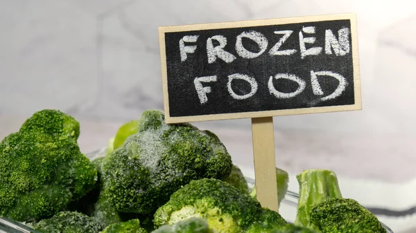 Broccoli Surgelati Con Etichetta Lavagna Scritta Frozen Food Fatti Casa — Foto Stock