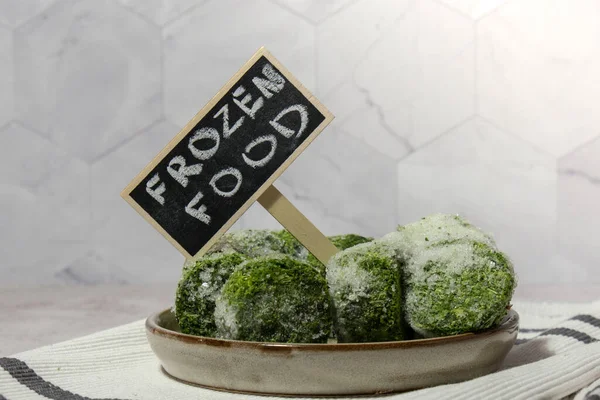 Makanan Beku Bayam Kubus Dengan Papan Tulis Label Teks Frozen — Stok Foto