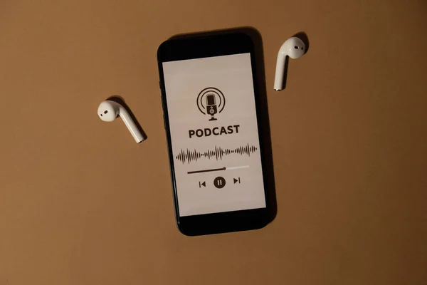 Auriculares Inalámbricos Teléfono Móvil Podcast Escuchar Aplicación Página Del Sitio — Foto de Stock