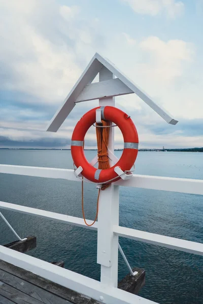 Orange Livboj Pirstranden Vid Havet Säkerhetsutrustning För Att Rädda Människor — Stockfoto